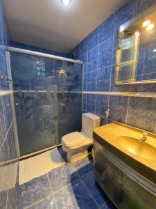 萨尔瓦多Hostel Salvador Orquídeas的浴室配有卫生间、淋浴和盥洗盆。
