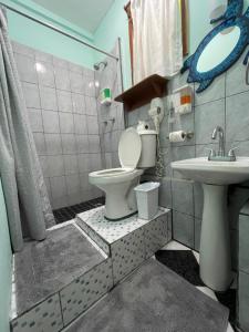 库尔克岛阳光大海旅馆的一间带卫生间和水槽的浴室