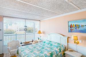 大西洋滩Shorely Suite的一间卧室设有一张床和一个大窗户