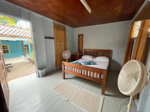 库尔克岛阳光大海旅馆的一间卧室设有一张床、一个窗口和风扇