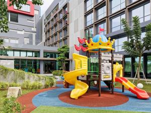 名古屋纳柯亚班塔姆宜必思尚品酒店的公园里一个带滑梯的游乐场