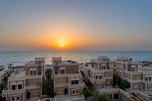 迪拜Wyndham Residences The Palm的享有海洋和日落建筑的景致