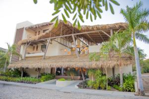 圣克鲁斯华特库Hotel Casa Bocana的棕榈树海滩上的度假村