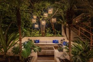 圣克鲁斯华特库Hotel Casa Bocana的带沙发和棕榈树的客厅