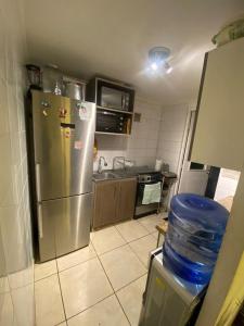 圣地亚哥CASA AGRADABLE的厨房配有不锈钢冰箱