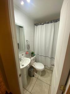 圣地亚哥CASA AGRADABLE的浴室配有白色卫生间和盥洗盆。