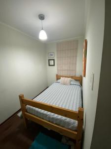 圣地亚哥CASA AGRADABLE的一间卧室,卧室内配有一张木床