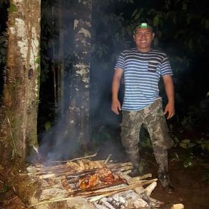 伊基托斯Amazon Jaguar Adventure的站在树林里火边的人