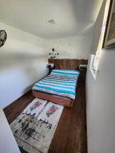 萨尔塔Casa Conteiner的一间小卧室,配有床和地毯