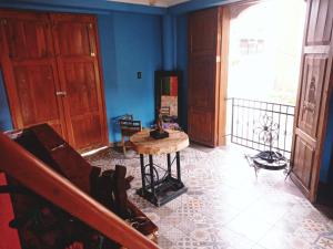 EkpedzHotel Tihosuco Colonial的客厅配有桌子和蓝色的墙壁