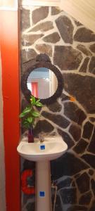 塞罗阿苏尔El Nido Cerro Azul的一间带水槽和石墙的浴室
