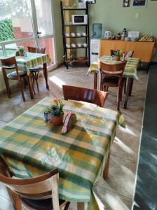 科隆Costa Norte Hostería的一间带桌椅的用餐室和一间厨房