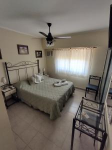 科隆Costa Norte Hostería的一间卧室配有一张床和吊扇