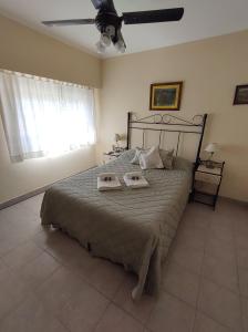 科隆Costa Norte Hostería的一间卧室配有一张床,上面放着两个托盘