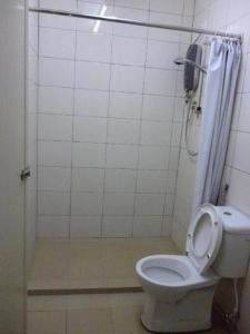 怡保河畔修道院酒店的浴室配有白色卫生间和淋浴。