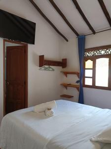 莱瓦镇Hostal Home Sant Angelo的卧室配有白色的床和窗户。