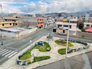 里奥班巴Hermoso y cómodo loft con vista a los nevados的城市空中与街道景观