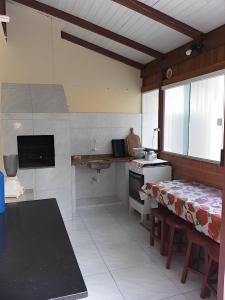 伊塔佩马APT Praia Central Itapema 90MTS do Mar的厨房配有桌子和柜台