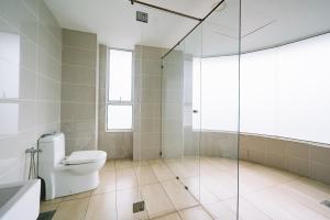 汝来Sky Bungalow NIlai by James NEARBY KLIA, KLIA 2, CYBERJAYA, PUTRAJAYA的一间带卫生间和玻璃淋浴间的浴室