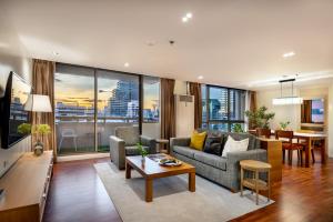 Bandara Suites Silom, Bangkok - SHA Extra Plus的休息区