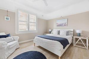 悉尼Best location in Manly Harbour view的白色卧室配有床和沙发
