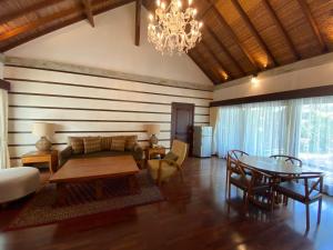 库塔登巴厘别墅的客厅配有沙发和桌子