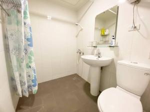 台南府城孔庙民宿的白色的浴室设有卫生间和水槽。