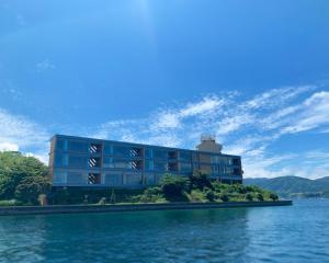 AmaEntô的水体中岛上的建筑物