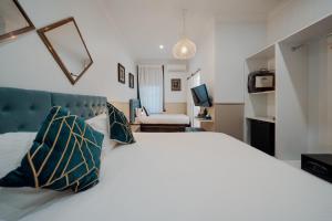 悉尼克雷蒙角曼诺尔酒店的卧室配有带枕头的大型白色床