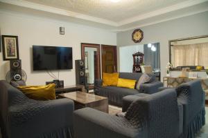 利文斯顿Netflix/WI-FI, 3 bedroom and free parking的带沙发和平面电视的客厅