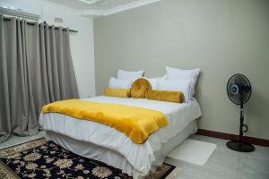 利文斯顿Netflix/WI-FI, 3 bedroom and free parking的一间卧室配有一张带黄色毯子的大床