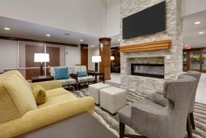 舍尔茨Staybridge Suites - San Antonio - Schertz, an IHG Hotel的客厅设有壁炉和电视。