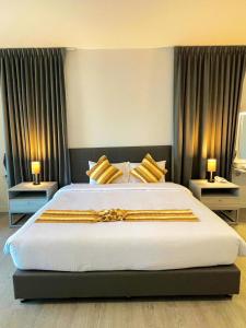 Ban Nong Pla KhoGrandpa Resort Lamphun Chiangmai的一间卧室配有一张带2个床头柜的大床