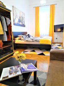 赛特古特哈德D16 Apartman的客厅配有两张床和一张桌子