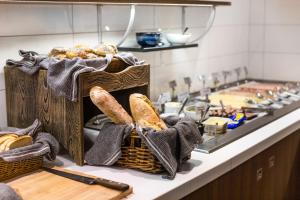 林雪平Comfort Hotel Linköping City的厨房柜台,配有面包篮和炉灶