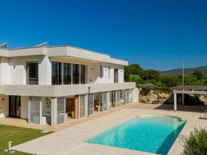CalangianusVilla Green - Sardegna的一座大型白色房子,前面设有一个游泳池