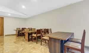 科泽科德Treebo Trend Darwesh Residency的用餐室配有木桌和椅子