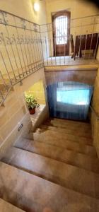圣劳伦斯Ta Majsi farmhouse with indoor heated pool的一座种植盆栽植物的建筑中的楼梯