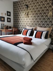 贡比涅La Maison de Ville的卧室配有带红色枕头的大型白色床