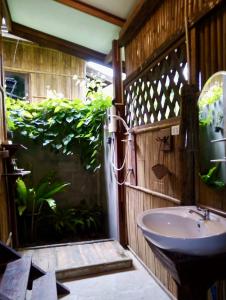 万荣伯克萨岩度假村的一间带水槽和植物的浴室