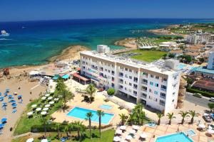 普罗塔拉斯Pola Costa Beach Hotel Apts - Adults Only的享有酒店和海滩的空中景致