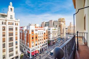 马德里Smartr Madrid Gran Via 47的市景阳台,设有建筑