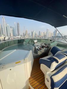 迪拜Yacht( boat )2 Beds, 1 Bath Dubai Eye Marina JBR的享有城市美景的甲板