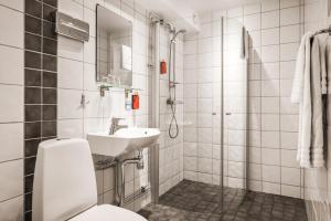 林雪平Comfort Hotel Linköping City的一间带卫生间和水槽的浴室