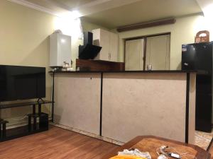 埃里温Yerevan Qanaqer House的厨房配有带电视和桌子的柜台。