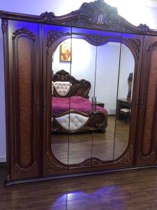 埃里温Yerevan Qanaqer House的一张大镜子,位于一个配有床的房间