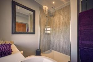贝尔福德Host & Stay - Bluebell Cottage的带淋浴、盥洗盆和镜子的浴室