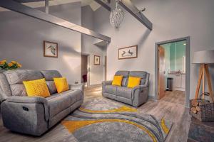 贝尔福德Host & Stay - Bluebell Cottage的客厅配有两把椅子和一张沙发