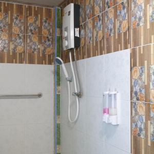 班柯木普萨大酒店的带淋浴的浴室内的淋浴间