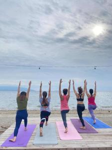 SibulanSEAVIEW BEACH RESORT的一群在海滩上做瑜伽的女性